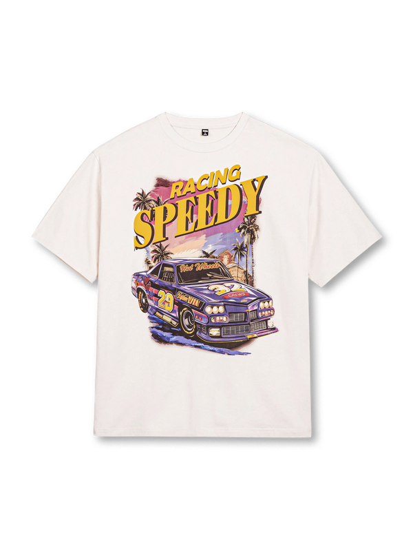 フロントにマッスルカーと「RACING SPEEDY」プリントを施したホワイトTシャツ
