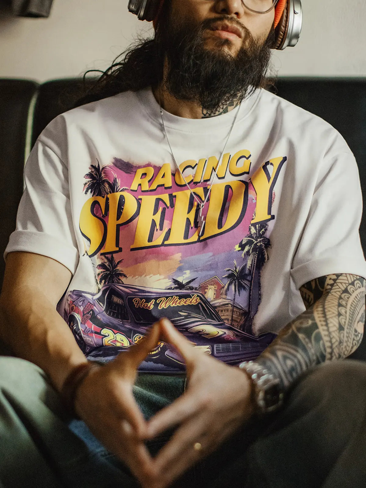 フロントにマッスルカーと「RACING SPEEDY」プリントを施したホワイトTシャツ
