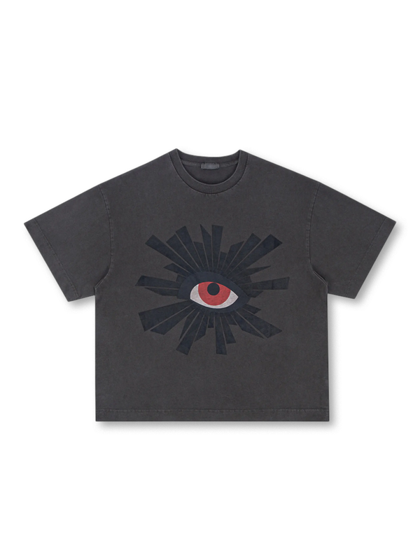 「万物を見通す目」グラフィックを配したブラックTシャツの前面
