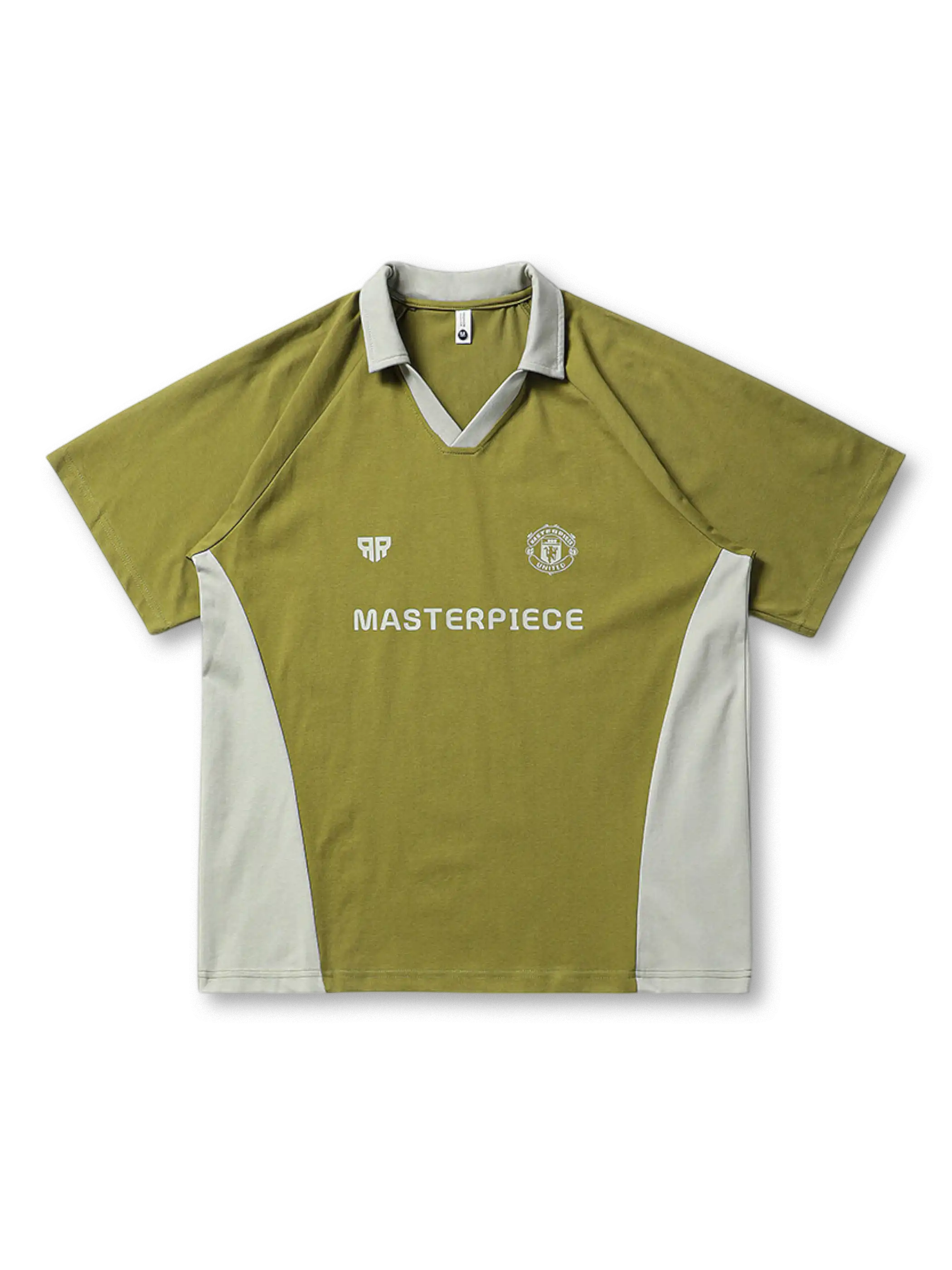 落ち着いた配色や大胆な切り替えデザインが映える機能性Tシャツ、ラグランスリーブ風のパターンが特徴
