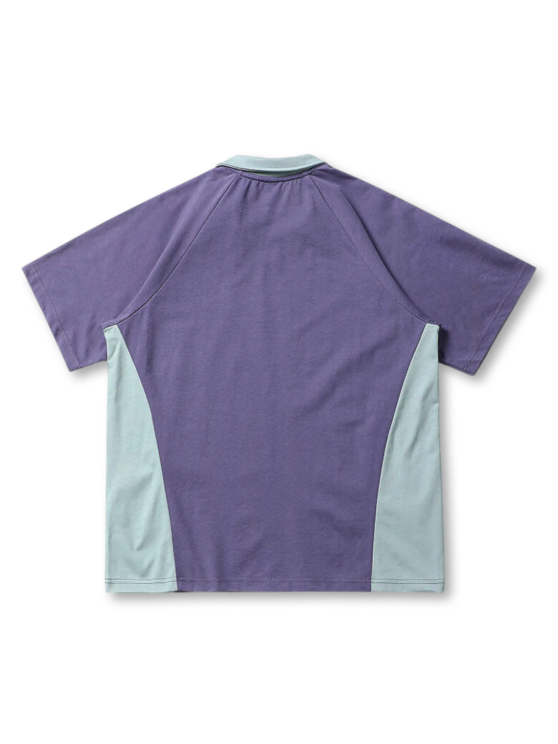 落ち着いた配色や大胆な切り替えデザインが映える機能性Tシャツ、ラグランスリーブ風のパターンが特徴
