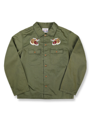 リバーシブルトラ刺繍ワークシャツの全体正面画像、トラ刺繍とフラップポケットのディテール。