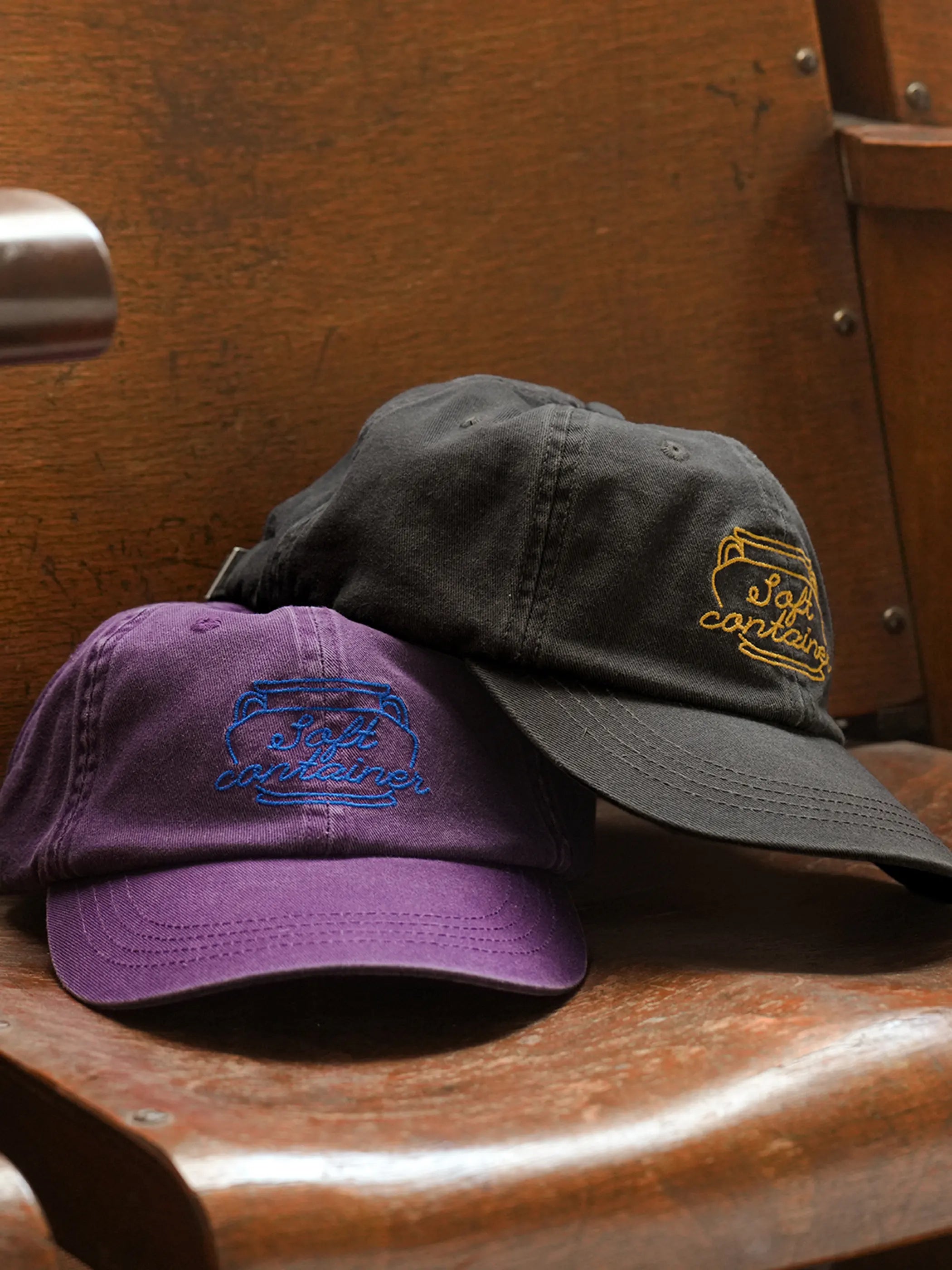 トロフィー刺繍ワッシャー加工キャップ（ブラック・パープル）並列