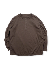 実際のボタン付きヘンリーネック長袖Tシャツ