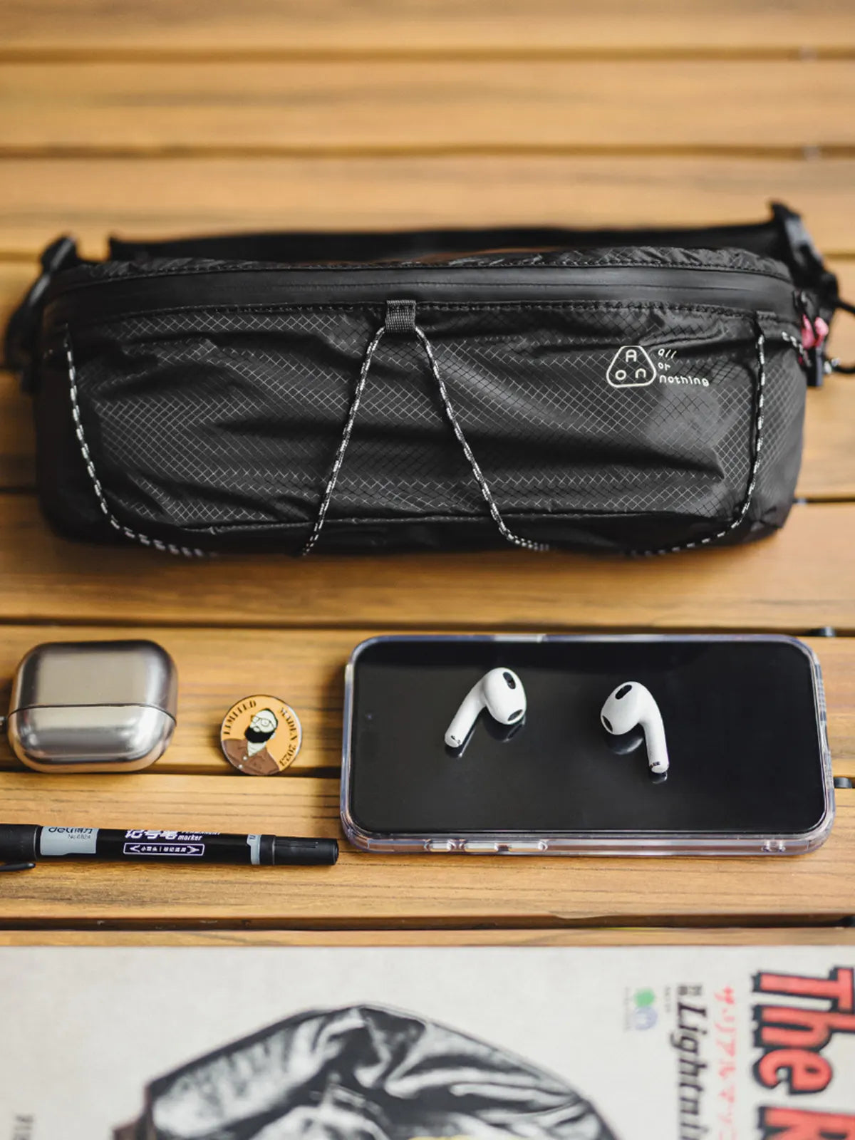 オールブラックのリップストップナイロン製ミニバッグ、ダブルヘッドジップとナイロンコードアクセント付き
