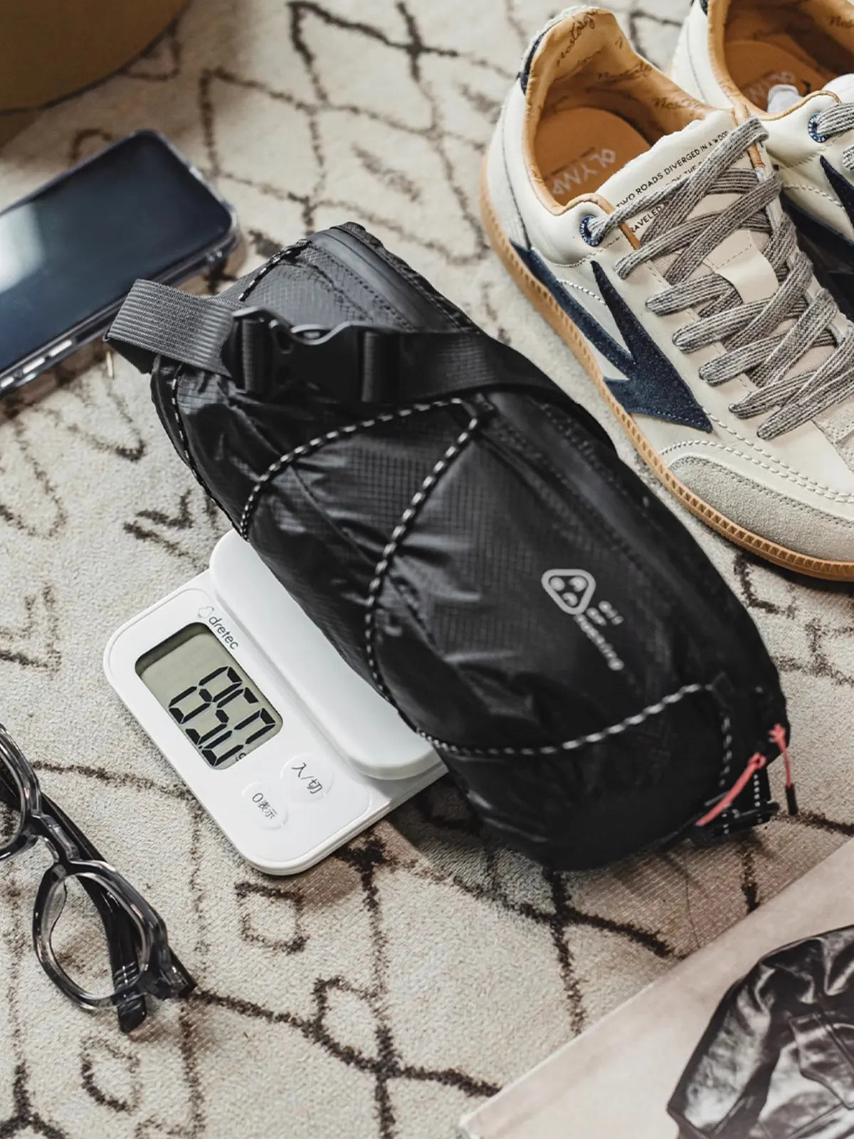 オールブラックのリップストップナイロン製ミニバッグ、ダブルヘッドジップとナイロンコードアクセント付き
