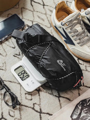 オールブラックのリップストップナイロン製ミニバッグ、ダブルヘッドジップとナイロンコードアクセント付き
