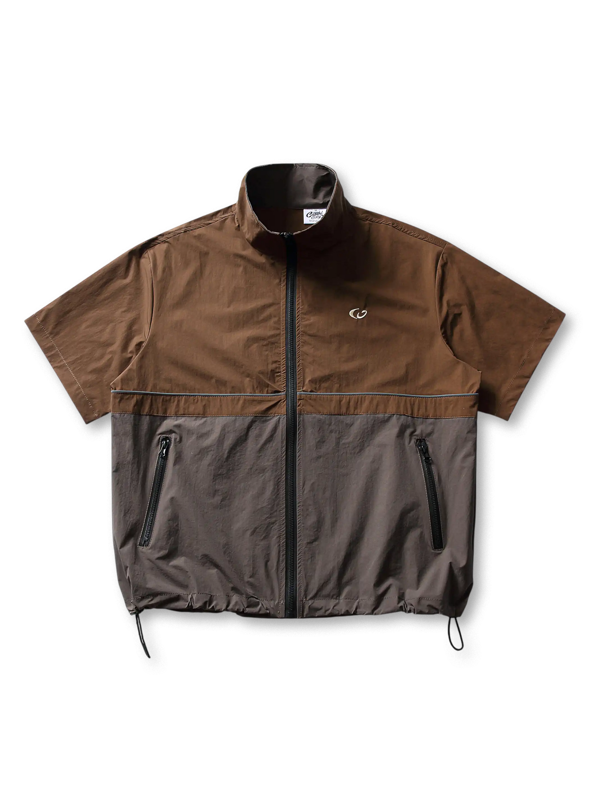 上下で色が切り替えられたショートスリーブのコーチシャツ、フロントはフルジップ仕様