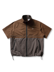 上下で色が切り替えられたショートスリーブのコーチシャツ、フロントはフルジップ仕様