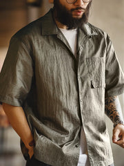 軽やかなシワ感のあるモスグリーンCubanカラーシャツを正面から撮影