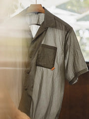 軽やかなシワ感のあるモスグリーンCubanカラーシャツを正面から撮影