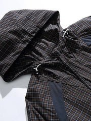 格子柄のフード付きジャケット、配色切り替え部分あり