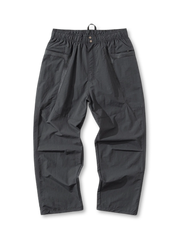 配色切り替えしが施されたナイロンパンツ全体。ウエストはゴム仕様で、ポケットや膝部分のデザインが特徴的