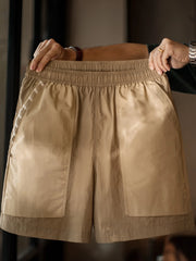 カーキ色のワイド速乾ショーツ前面全体