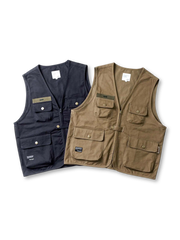 フロントポケットとウォッシュ加工が特徴のコットンキャンバスベスト