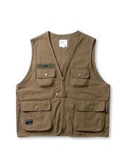 フロントポケットとウォッシュ加工が特徴のコットンキャンバスベスト