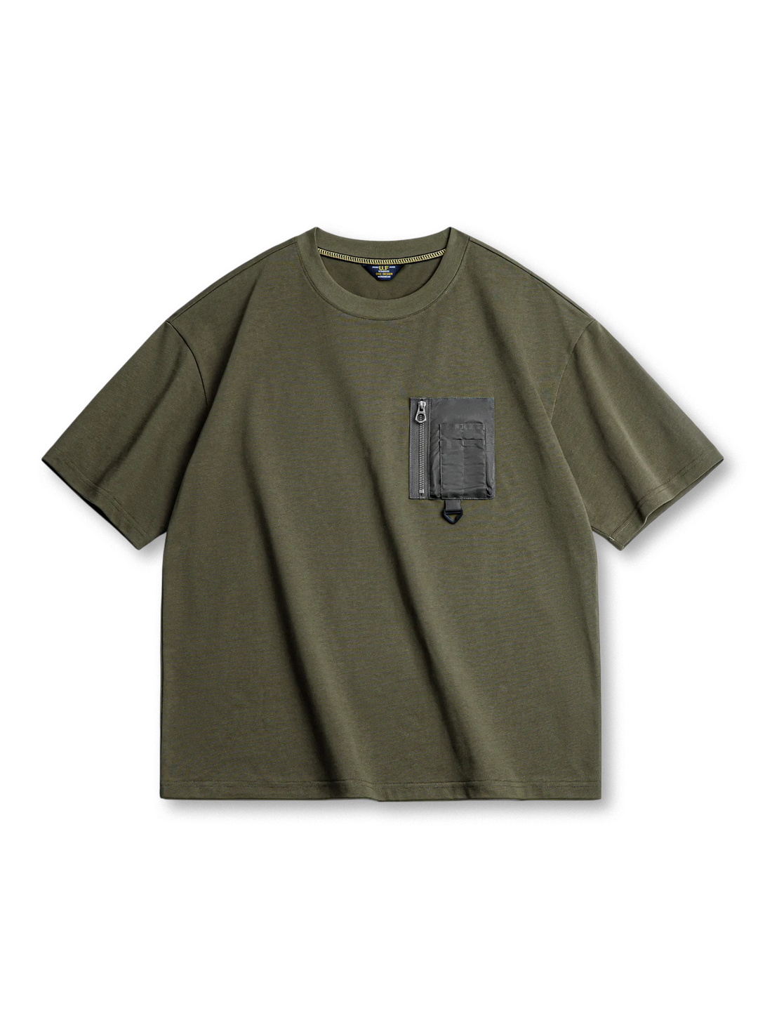 シンプルで機能的なミリタリーTシャツ