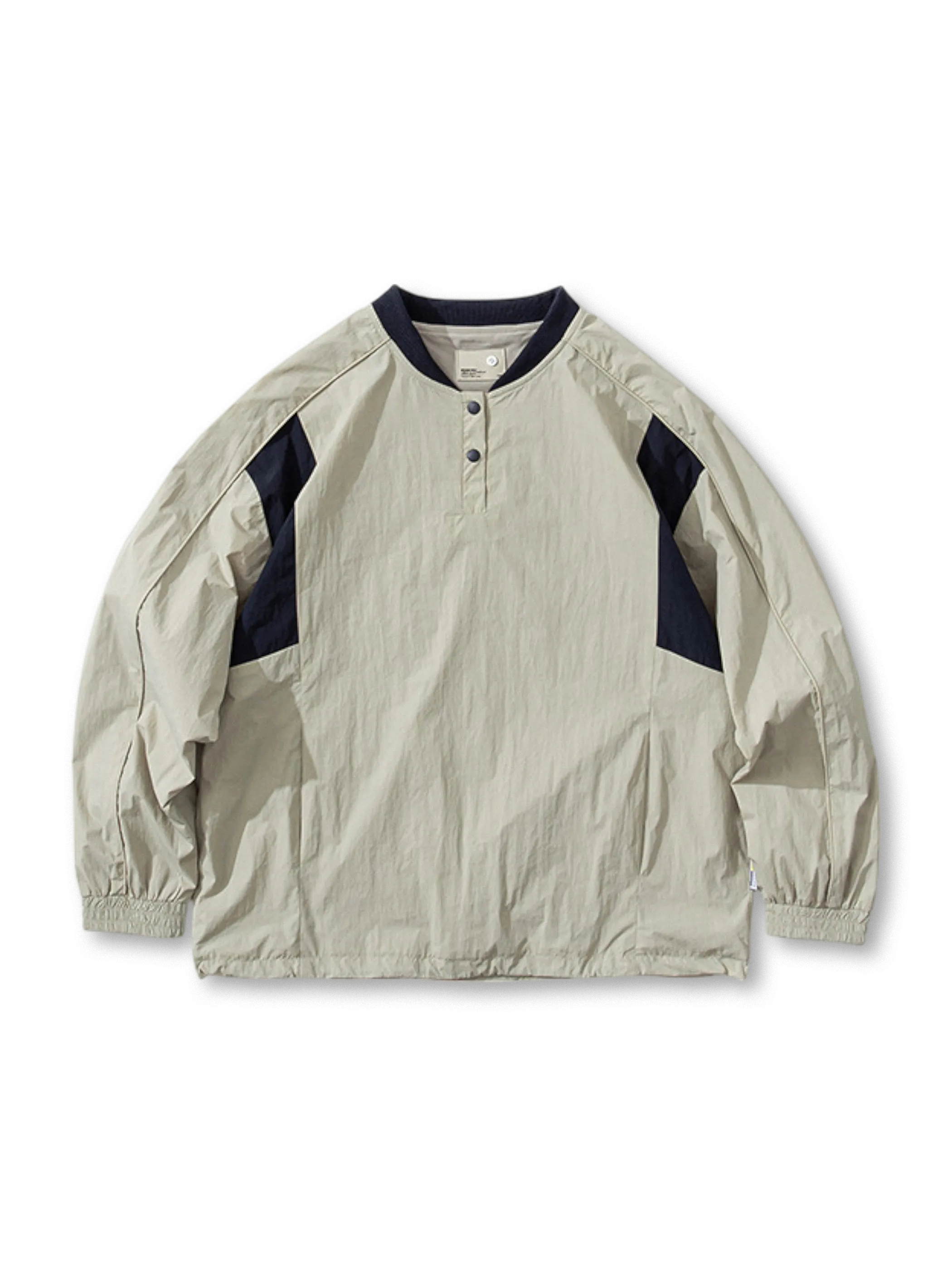 ベースボールカラーと切り替えデザインが施されたプルオーバー全体の様子