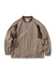 ベースボールカラーと切り替えデザインが施されたプルオーバー全体の様子