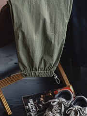 金属ボタンと裾ドローコードのディテール