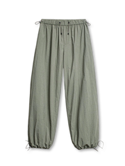 ドローコードジョガーパンツの全体