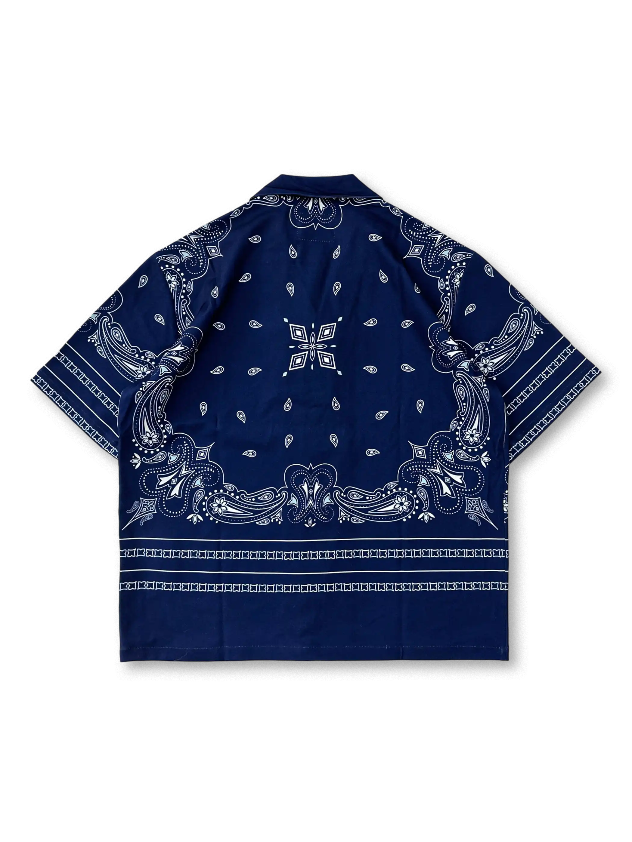 バンダナ風ペイズリー柄を大きく配した半袖キューバシャツ