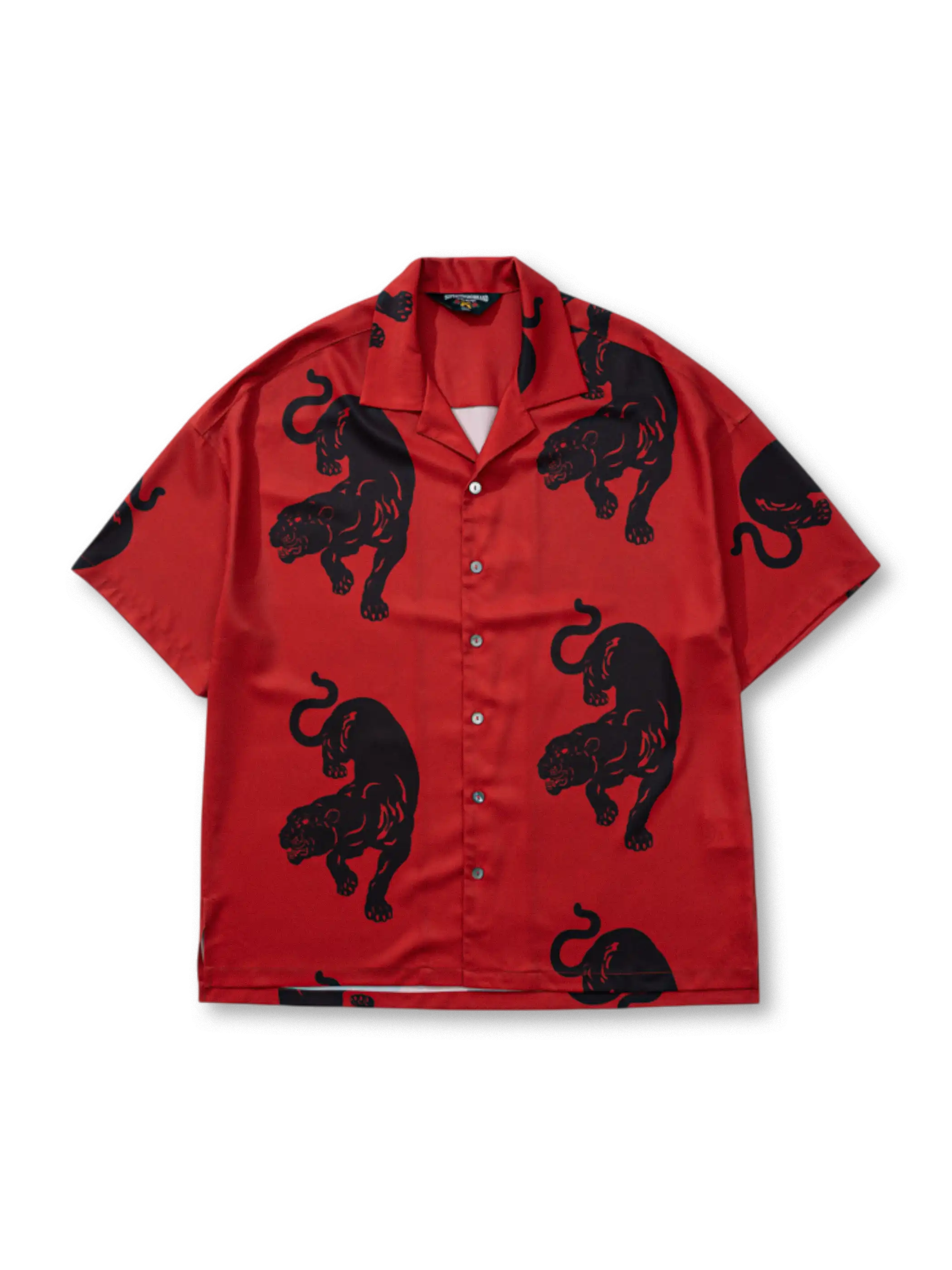 パンサー柄が大胆にプリントされた半袖アロハシャツ