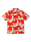 波間に舞う鶴の吉祥文様を配した赤地のアロハシャツ。滑らかなTENCEL®混紡素材、グリーンパイピングと天然ココナッツボタンが上品なアクセント。