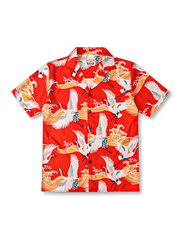 波間に舞う鶴の吉祥文様を配した赤地のアロハシャツ。滑らかなTENCEL®混紡素材、グリーンパイピングと天然ココナッツボタンが上品なアクセント。