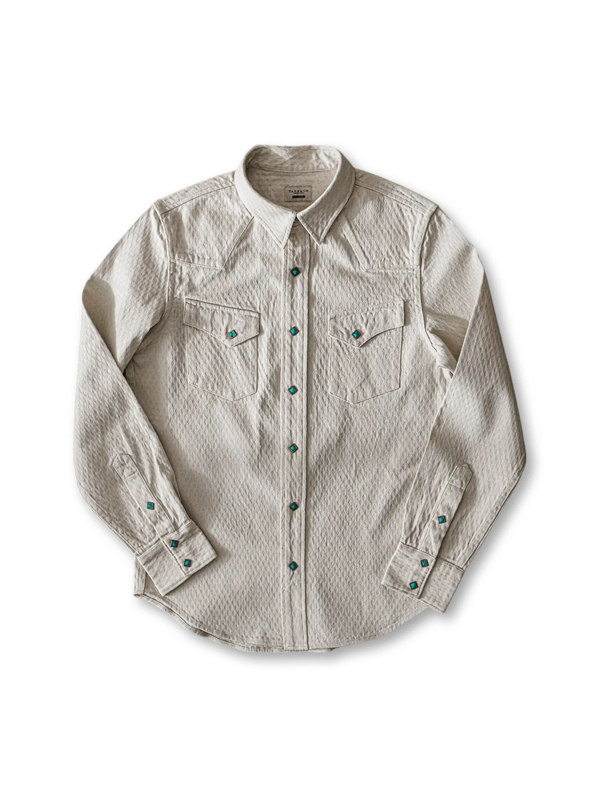 籾殻入り生成りジャカード生地とターコイズ調コンチョ風ボタンが特徴のウエスタンシャツ。