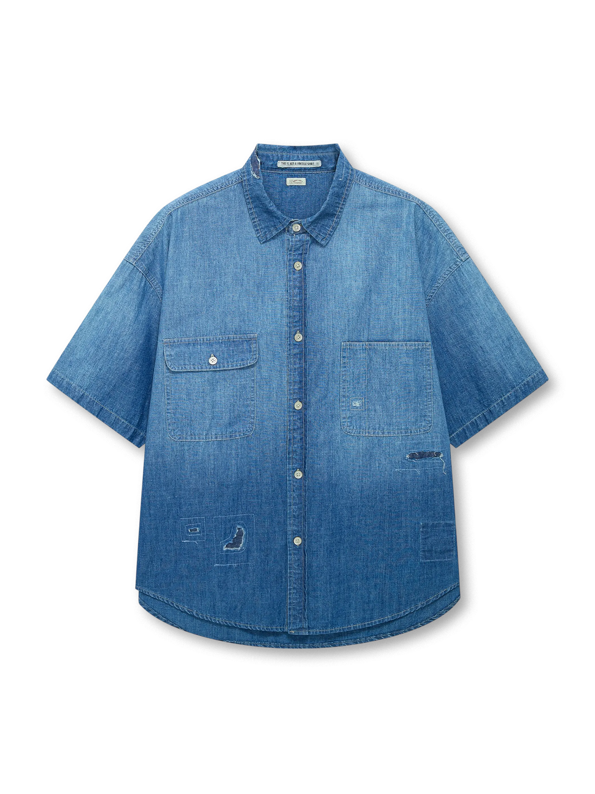 夏仕様のショートスリーブデニムシャツ。竹節糸の通気性ある生地と左右非対称の胸ポケットが特徴で、石磨き加工と再褪色でリアルなヴィンテージ感を演出。