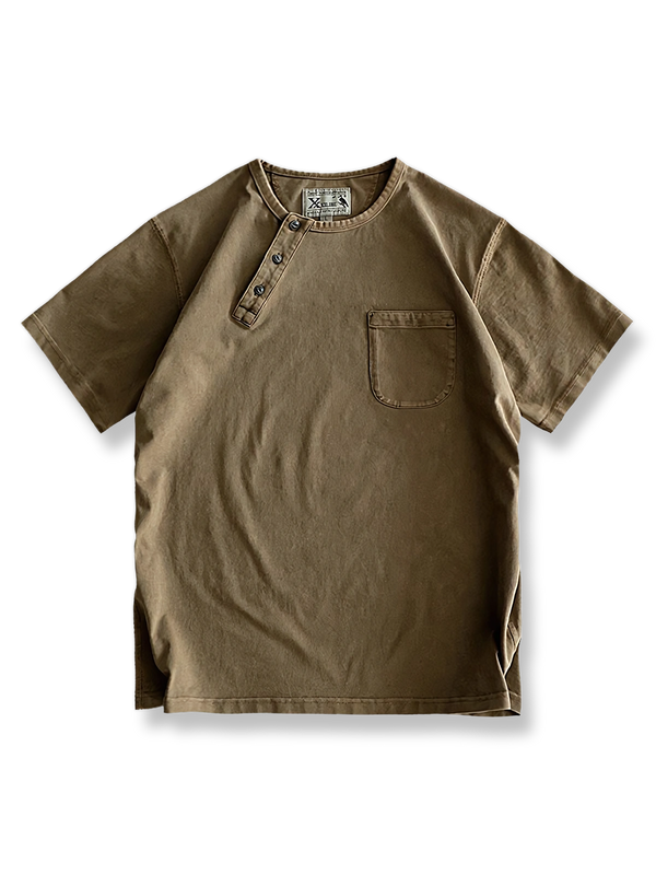 ヘビーコットン生地とヘンリーネック、胸ポケットが特徴の半袖Tシャツ