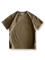 ヘビーコットン生地とヘンリーネック、胸ポケットが特徴の半袖Tシャツ