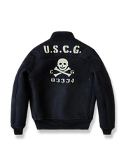 伝統的なA-1デザインのウールフライトジャケット、胸元と袖のパイロットバッジ付き。