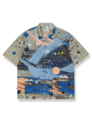 アクションペイント柄の速乾メッシュパジャマシャツ。