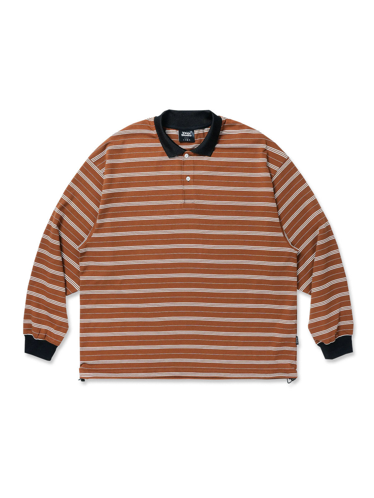 コットンとポリエステル混紡素材のストライプ長袖ポロシャツ。調節可能な裾ドローコードとゴム入り袖口で快適な着心地と防風性を実現。ヴィンテージスポーツスタイルをイメージしたデザイン。
