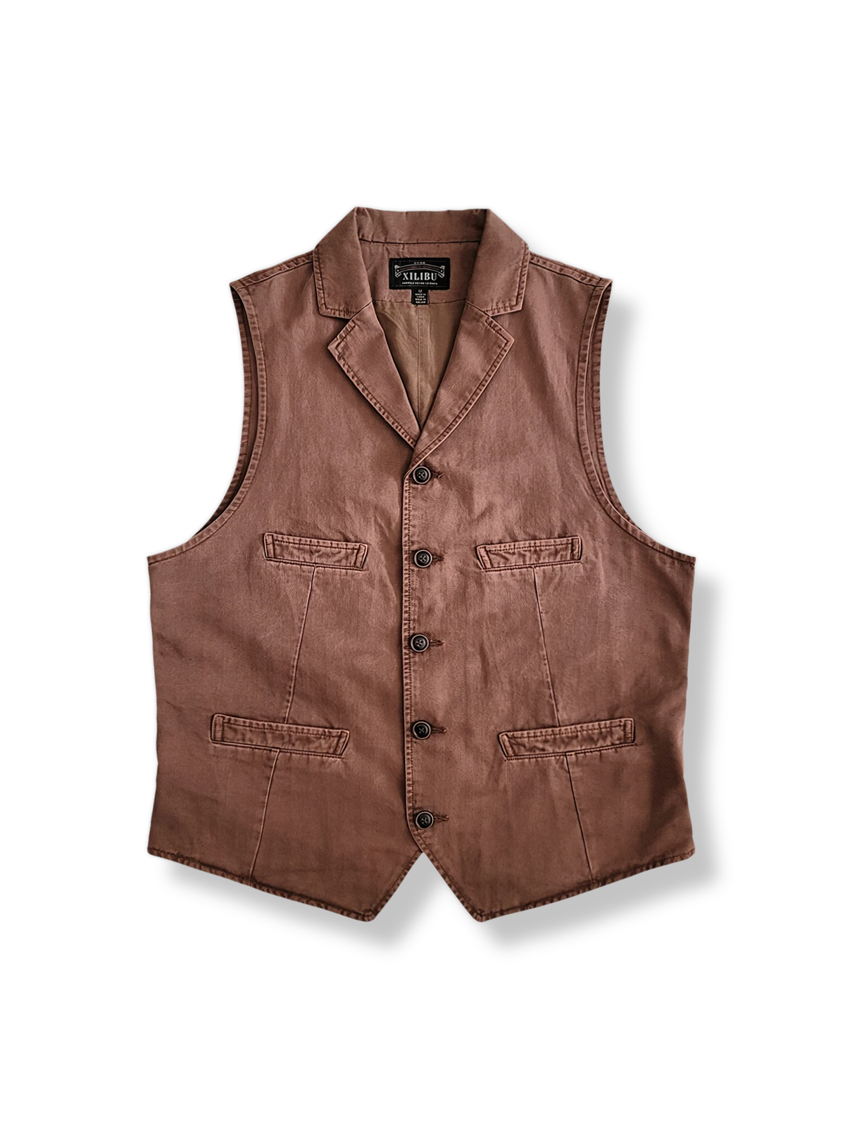 レンガ色のヘリンボーン柄と調節可能なウエストベルトが映えるベストの前面デザイン。