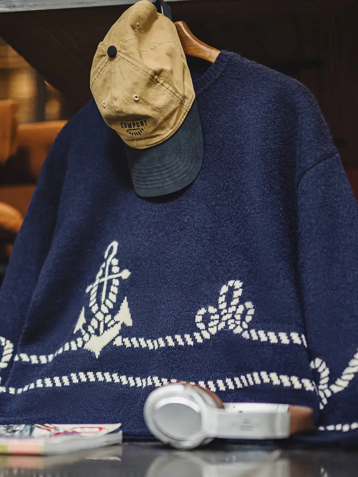 このニットは、単なるマリンモチーフではなく「人が未知へと進む勇気」を表現した一枚です。
