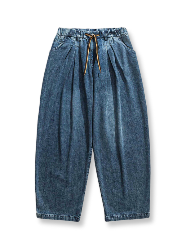 エイジングウォッシュ加工が施されたハーレムシルエットのデニムパンツ。