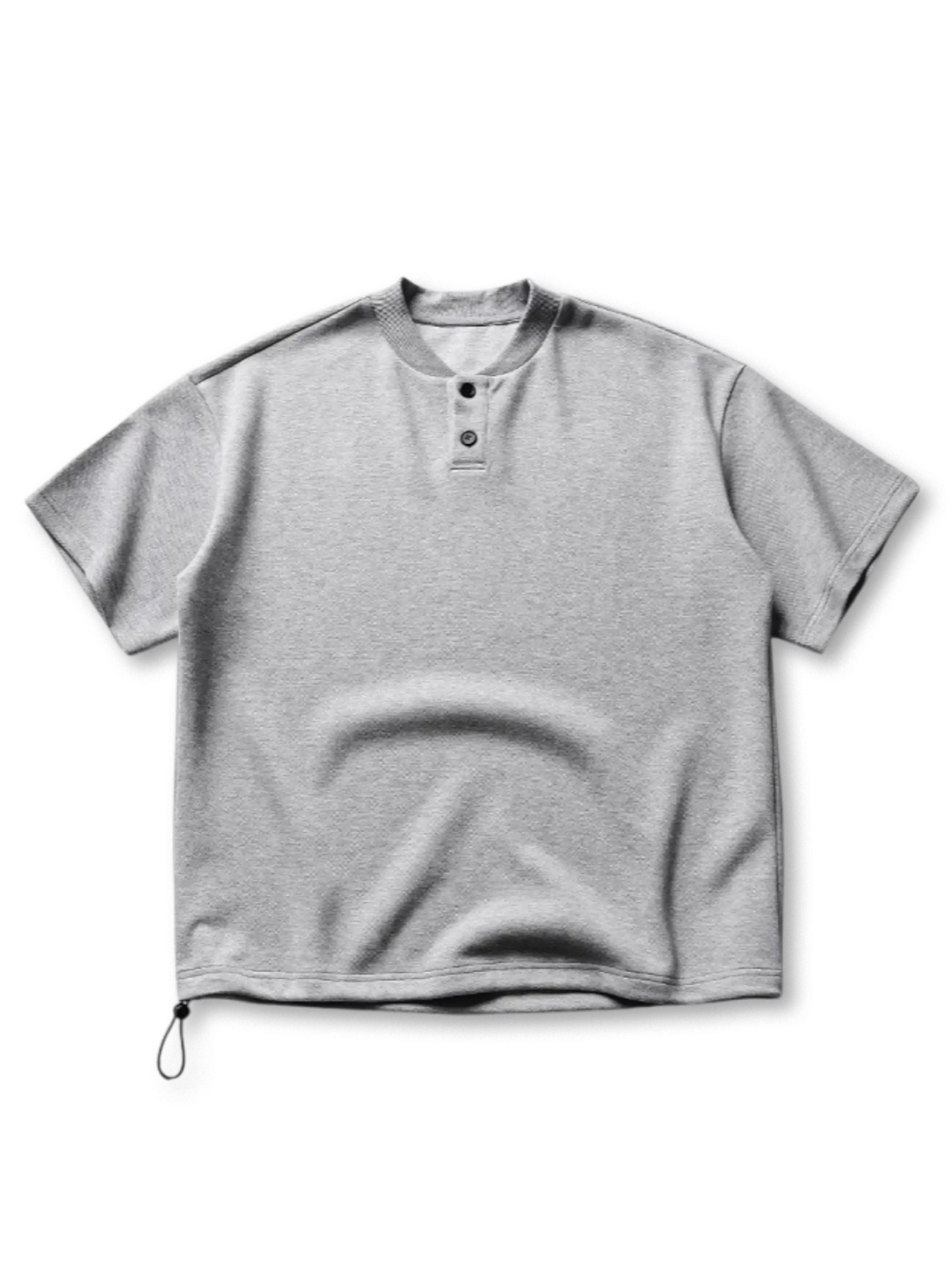 エアリーな生地とヘンリーネックが特徴のミニマルデザイン半袖Tシャツ