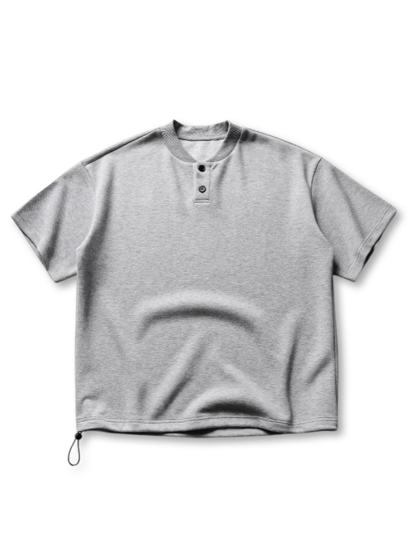 エアリーな生地とヘンリーネックが特徴のミニマルデザイン半袖Tシャツ