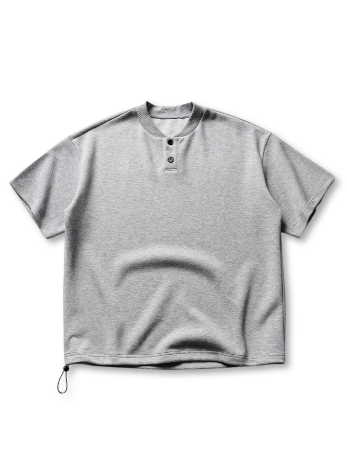 エアリーな生地とヘンリーネックが特徴のミニマルデザイン半袖Tシャツ