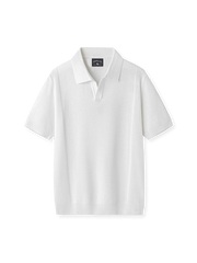 エアリーブリーズニットポロの全身ビュー、繊細なニットテクスチャーとリブ衿ディテールを強調。