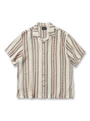 ジグザグストライプのオープンワークが映える軽やかニットシャツ