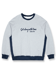 アルファベット刺繍入りのコントラスト配色ヴィンテージ風スウェット