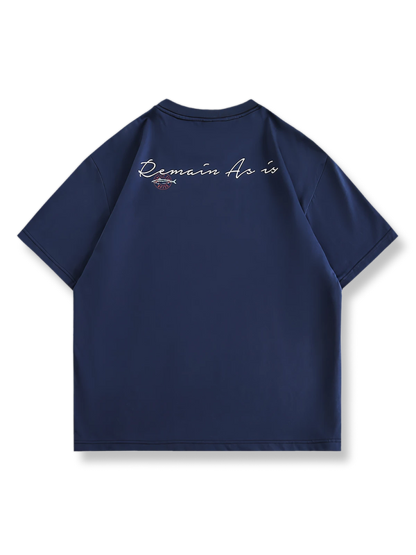 シンプルなアルファベットプリントが映えるネイビーブルーのTシャツ。