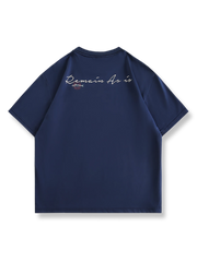 シンプルなアルファベットプリントが映えるネイビーブルーのTシャツ。