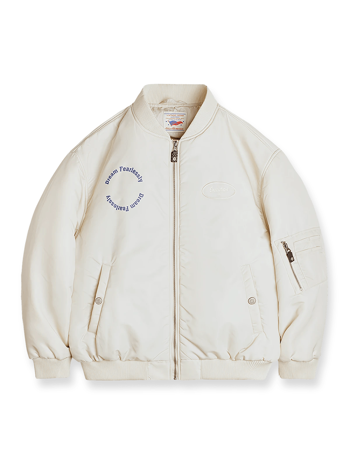 ウォームベージュのナイロンMA‑1フライトジャケット。ベルクロパッチ、Dreamスローガン、レザープル付きアームポケットジッパーを特徴とするアイテム。