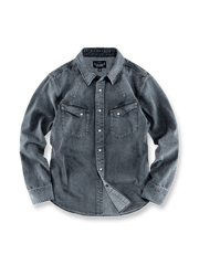 洗い加工を施した100%コットンデニムシャツ。フェイクジェイドスナップボタンと左右対称ポケットが特徴のアメカジヴィンテージスタイル。
