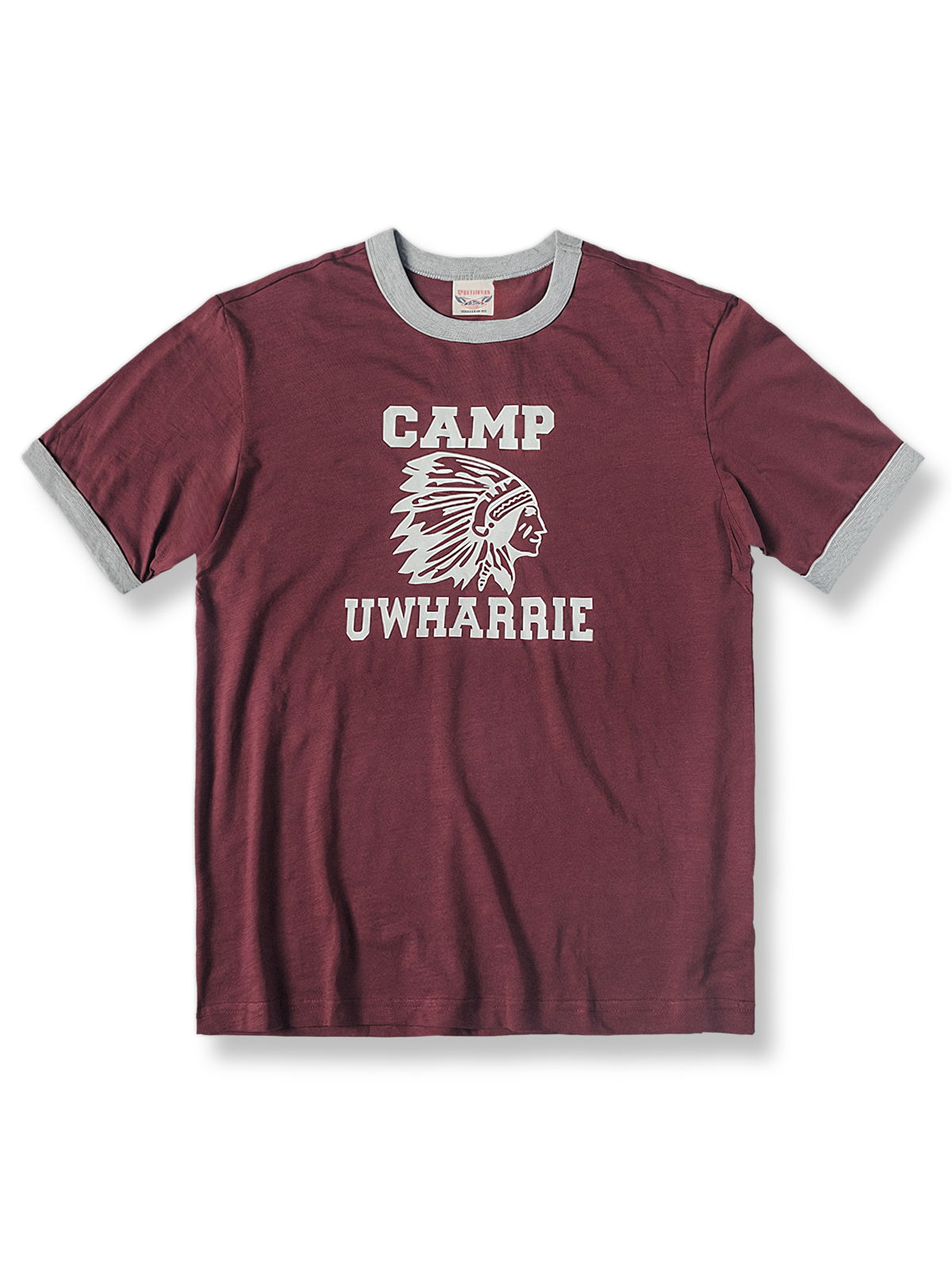 民族風グラフィックとブラックリブ襟が特徴のクルーネックTシャツ。